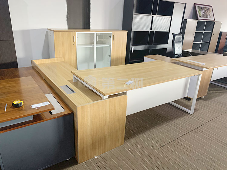 9成新枫木色二手经理桌老板桌 L型办公桌电脑桌 带副柜和背柜