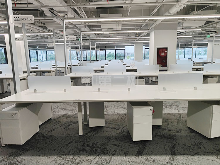 9成新白色二手开放式办公桌员工屏风工位电脑桌职员桌子 4人位起售