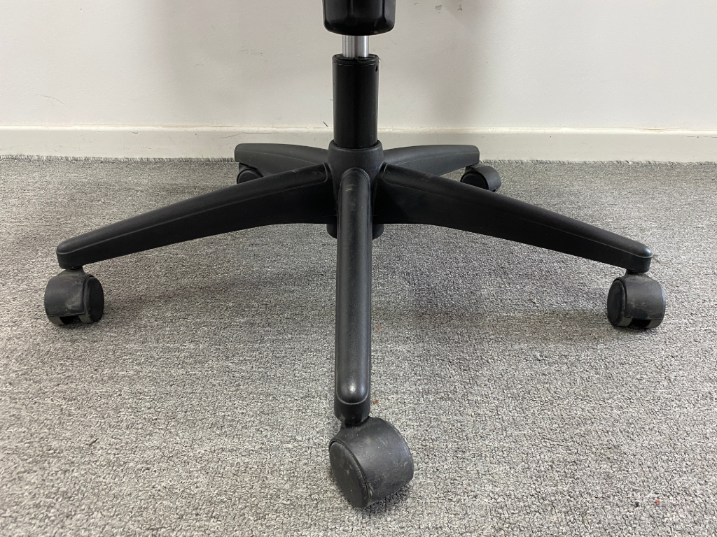 9成新黑色二手办公椅网布电脑椅职员椅带头枕椅子